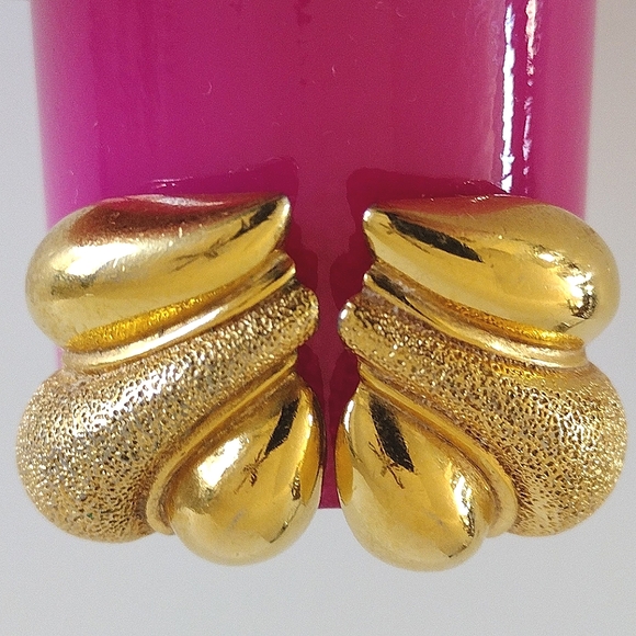St. John gold-tone clip earrings vintage - Picture 1 of 7